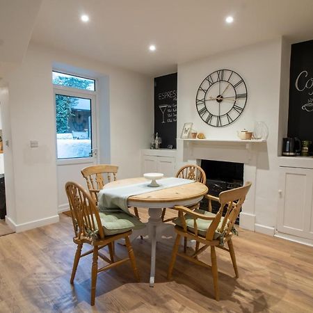 Stylish And Modern Town Centre End-Of Terrace Home Ньютон Эбэт Экстерьер фото