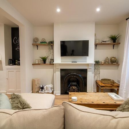 Stylish And Modern Town Centre End-Of Terrace Home Ньютон Эбэт Экстерьер фото