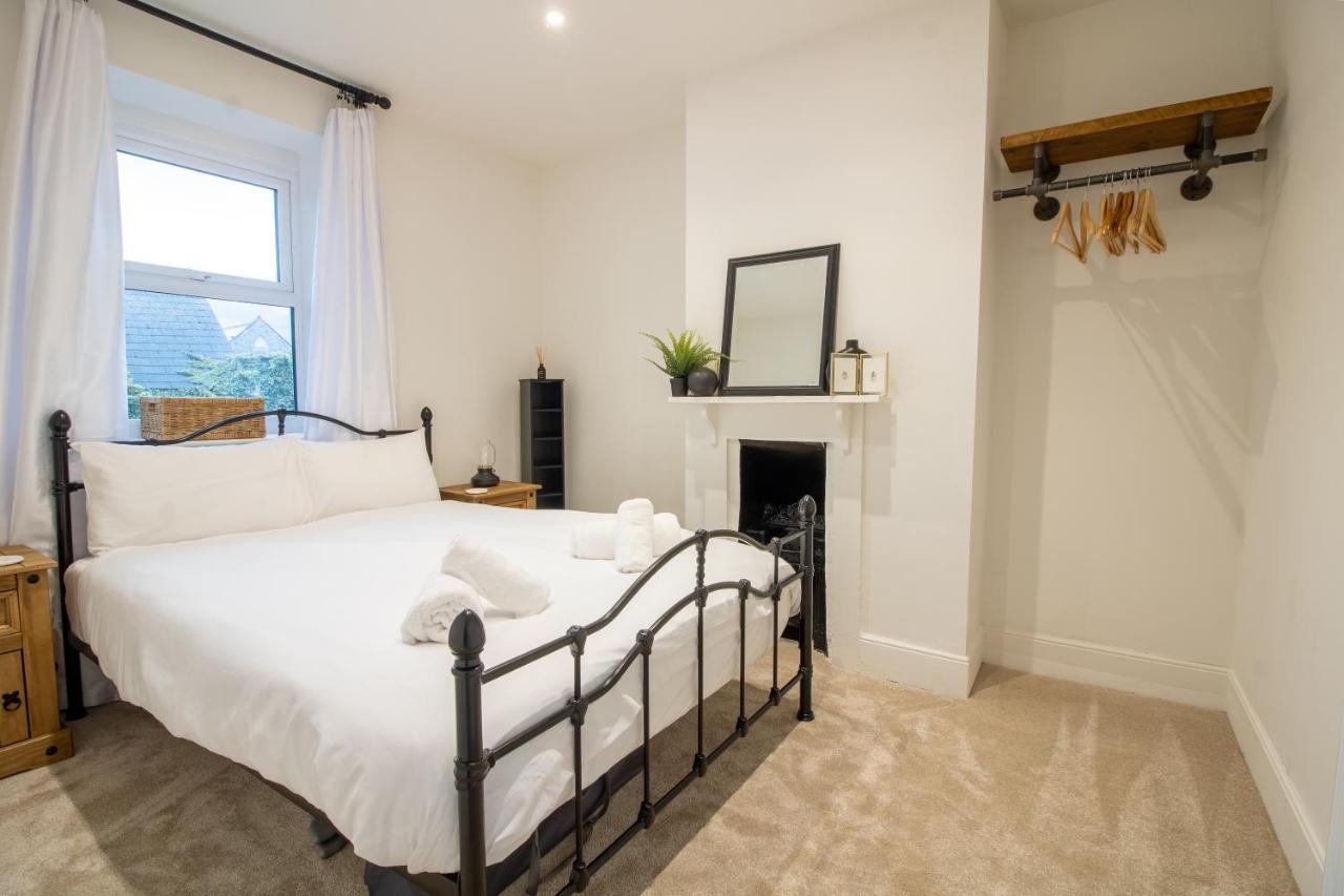 Stylish And Modern Town Centre End-Of Terrace Home Ньютон Эбэт Экстерьер фото