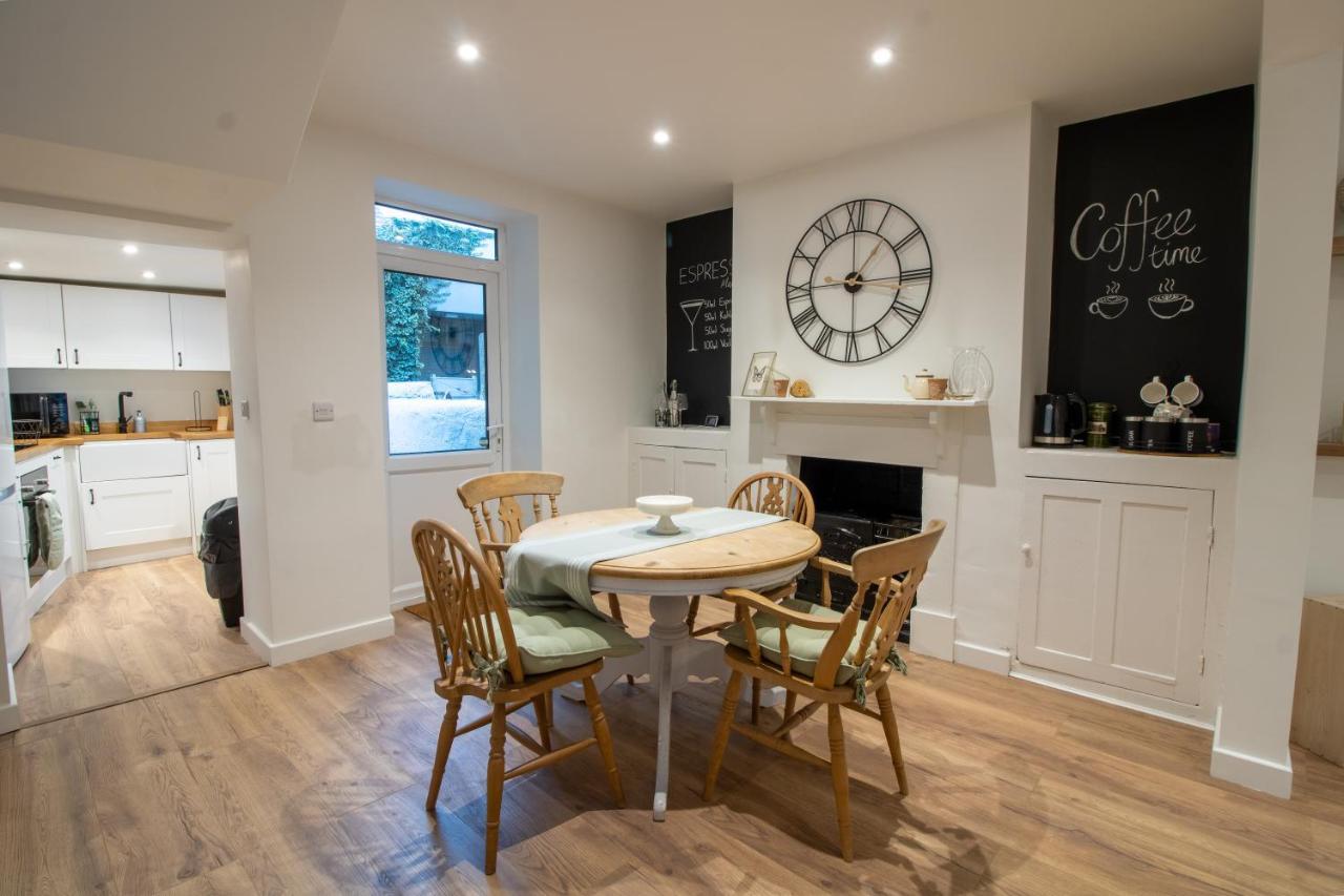 Stylish And Modern Town Centre End-Of Terrace Home Ньютон Эбэт Экстерьер фото