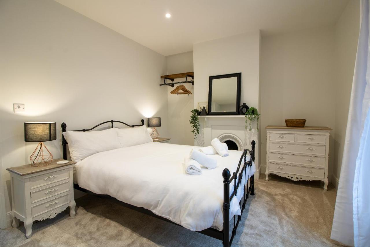 Stylish And Modern Town Centre End-Of Terrace Home Ньютон Эбэт Экстерьер фото