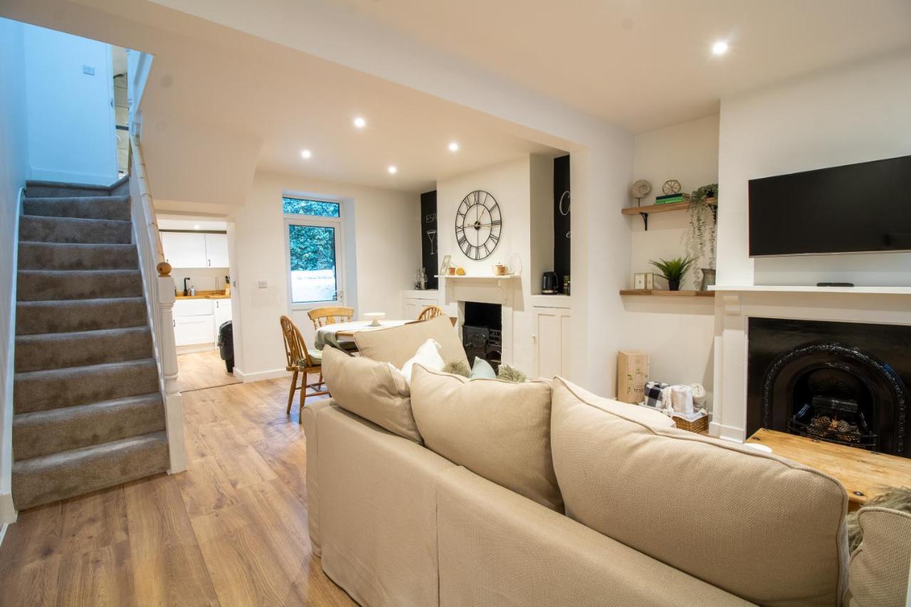 Stylish And Modern Town Centre End-Of Terrace Home Ньютон Эбэт Экстерьер фото