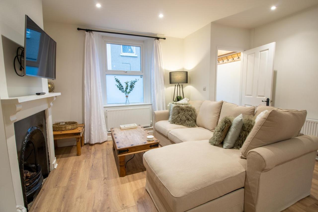 Stylish And Modern Town Centre End-Of Terrace Home Ньютон Эбэт Экстерьер фото