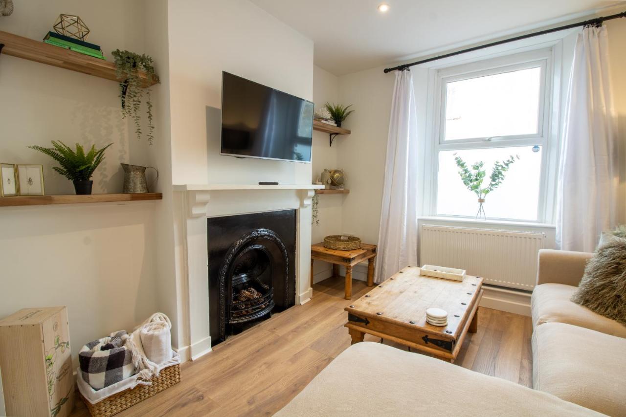 Stylish And Modern Town Centre End-Of Terrace Home Ньютон Эбэт Экстерьер фото