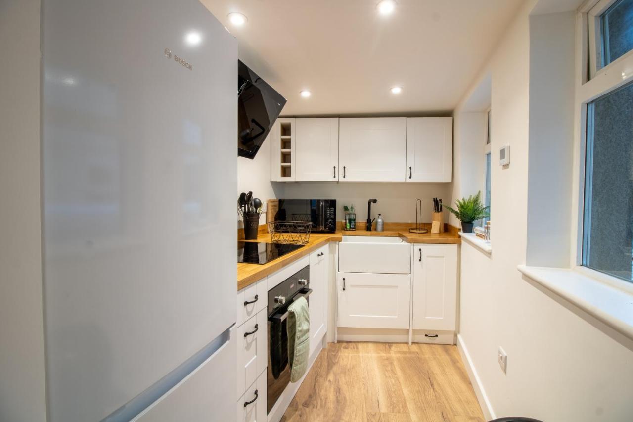 Stylish And Modern Town Centre End-Of Terrace Home Ньютон Эбэт Экстерьер фото