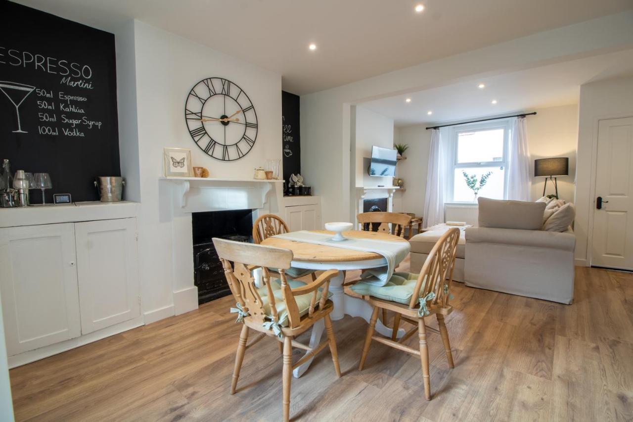 Stylish And Modern Town Centre End-Of Terrace Home Ньютон Эбэт Экстерьер фото