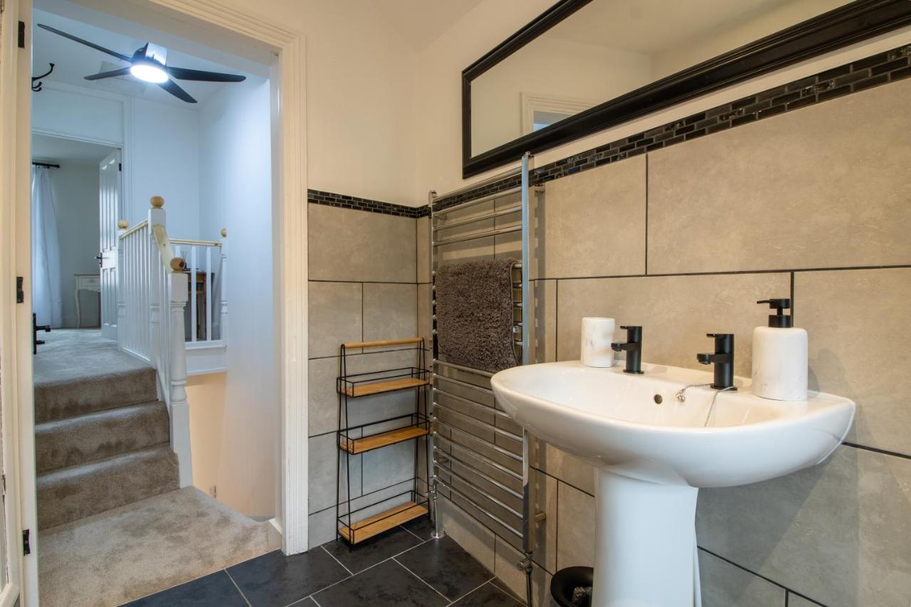 Stylish And Modern Town Centre End-Of Terrace Home Ньютон Эбэт Экстерьер фото