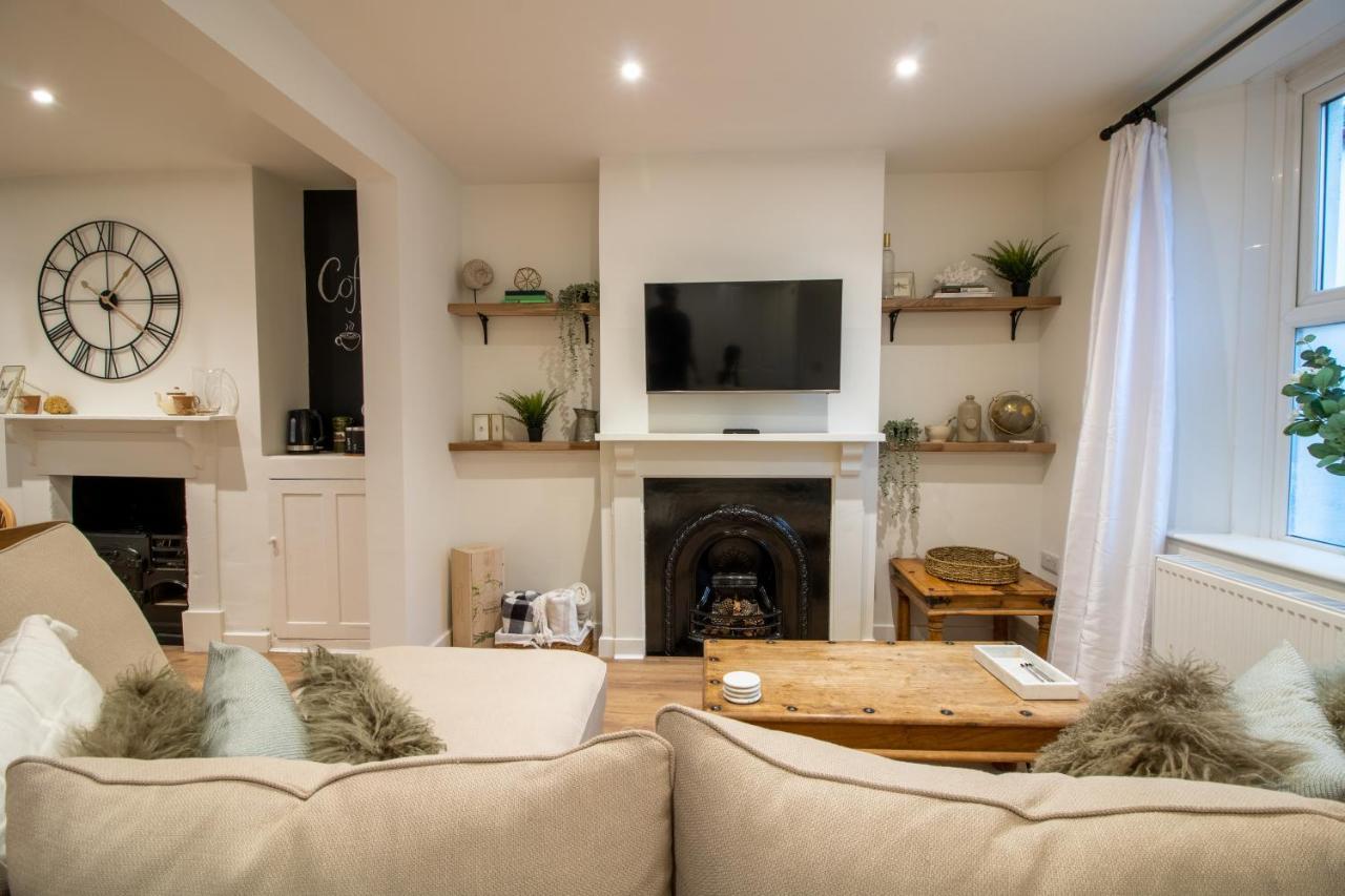 Stylish And Modern Town Centre End-Of Terrace Home Ньютон Эбэт Экстерьер фото