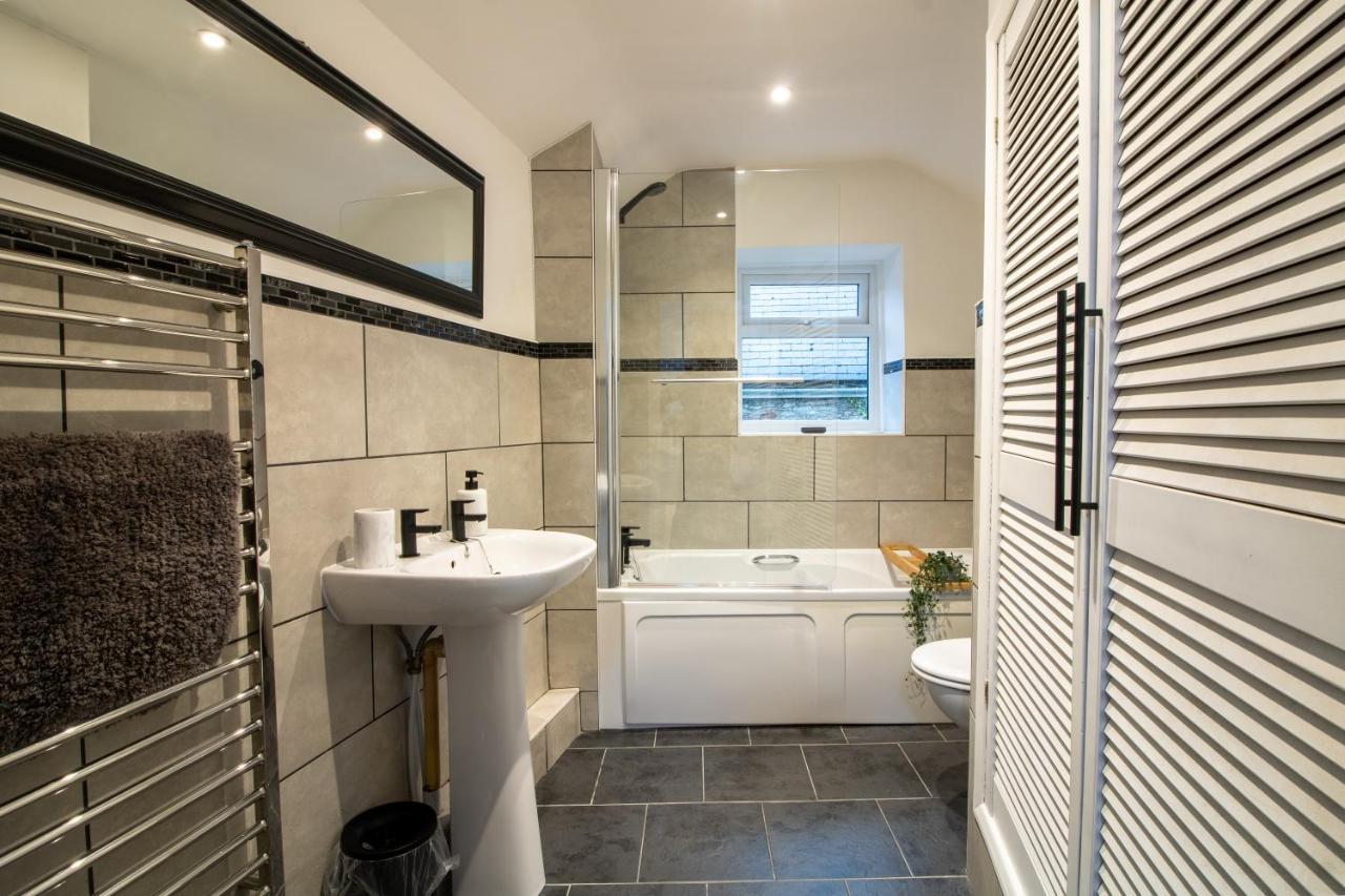 Stylish And Modern Town Centre End-Of Terrace Home Ньютон Эбэт Экстерьер фото