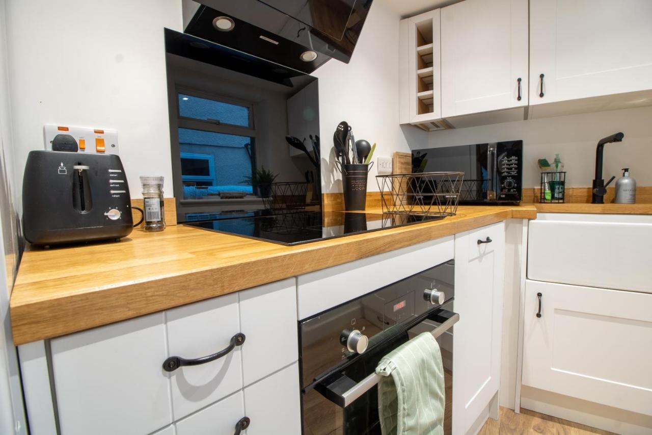 Stylish And Modern Town Centre End-Of Terrace Home Ньютон Эбэт Экстерьер фото
