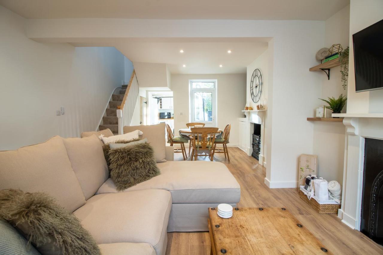 Stylish And Modern Town Centre End-Of Terrace Home Ньютон Эбэт Экстерьер фото