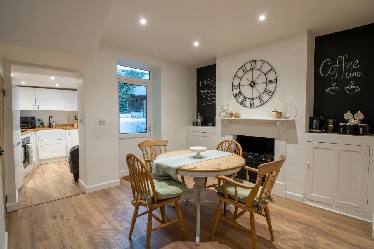 Stylish And Modern Town Centre End-Of Terrace Home Ньютон Эбэт Экстерьер фото