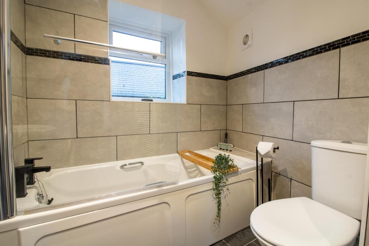 Stylish And Modern Town Centre End-Of Terrace Home Ньютон Эбэт Экстерьер фото